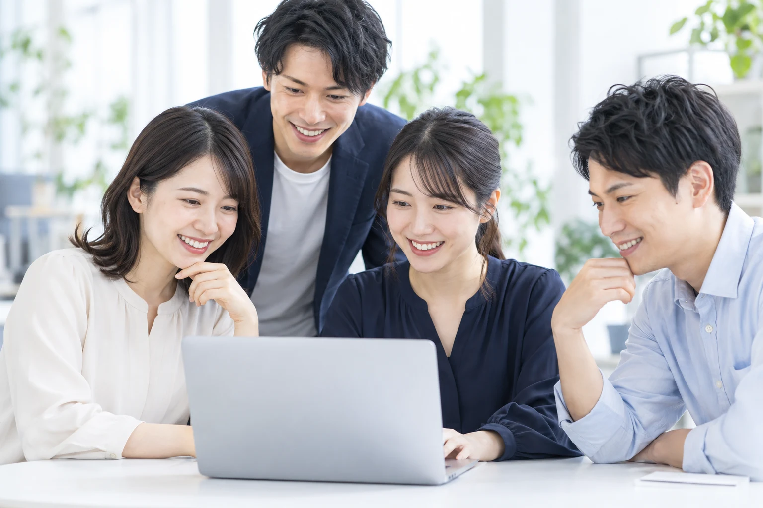 仲間と一緒にAIを学ぶイメージ