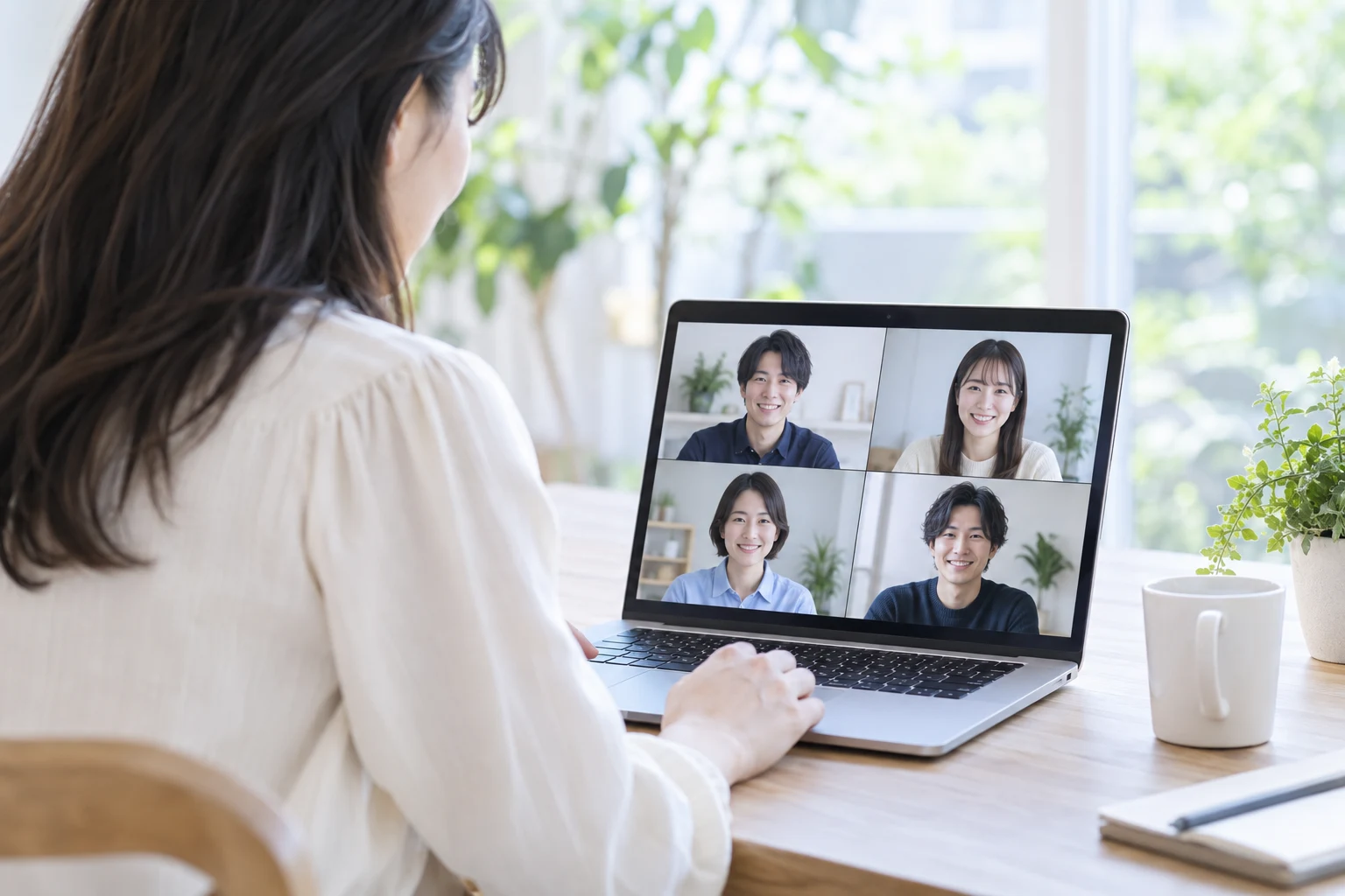 オンラインで仲間と学ぶ様子のイメージ
