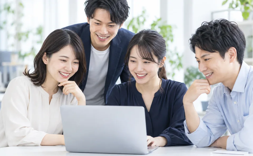 仲間とパソコンを囲んで学ぶイメージ